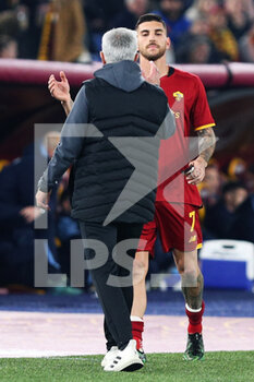 2022-03-20 - Jose' Mourinho head coach of Roma (L) congratulates Lorenzo Pellegrini (R) during the Italian championship Serie A football match between AS Roma and SS Lazio on March 20, 2022 at Stadio Olimpico in Rome, Italy - AS ROMA VS SS LAZIO - ITALIAN SERIE A - SOCCER
