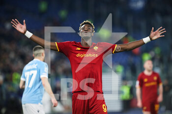 2022-03-20 - Tammy Abraham of Roma celebrates the victory at the end of the Italian championship Serie A football match between AS Roma and SS Lazio on March 20, 2022 at Stadio Olimpico in Rome, Italy - AS ROMA VS SS LAZIO - ITALIAN SERIE A - SOCCER