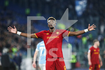2022-03-20 - Tammy Abraham of Roma celebrates at the end of the the Italian championship Serie A football match between AS Roma and SS Lazio on March 20, 2022 at Stadio Olimpico in Rome, Italy - AS ROMA VS SS LAZIO - ITALIAN SERIE A - SOCCER