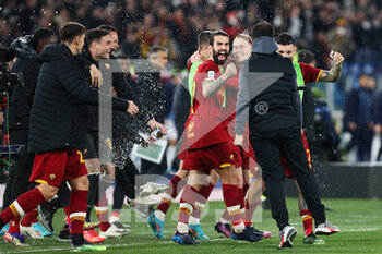 2022-03-20 - Roma players celebrate the victory at the end of the Italian championship Serie A football match between AS Roma and SS Lazio on March 20, 2022 at Stadio Olimpico in Rome, Italy - AS ROMA VS SS LAZIO - ITALIAN SERIE A - SOCCER