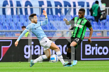 2022-04-02 - Felipe Anderson (SS Lazio) Hamed Junior Traore' of US Sassuolo  during the Italian Football Championship League A 2021/2022 match between SS Lazio vs US Sassuolo at the Olimpic Stadium in Rome on 02 April 2022. - SS LAZIO VS US SASSUOLO - ITALIAN SERIE A - SOCCER