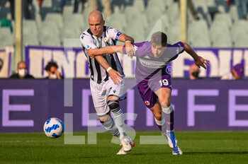 2022-04-27 - Bram Nuytinck (Udinese) fights for the ball against Krzysztof Piatek (Fiorentina) - ACF FIORENTINA VS UDINESE CALCIO - ITALIAN SERIE A - SOCCER