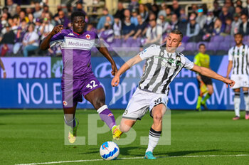 2022-04-27 - Gerard Deulofeu (Udinese) shots on goal against Alfred Duncan (Fiorentina) - ACF FIORENTINA VS UDINESE CALCIO - ITALIAN SERIE A - SOCCER