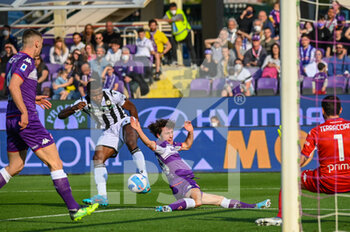 2022-04-27 - Isaac Success (Udinese) shots against Alvaro Odriozola (Fiorentina) - ACF FIORENTINA VS UDINESE CALCIO - ITALIAN SERIE A - SOCCER