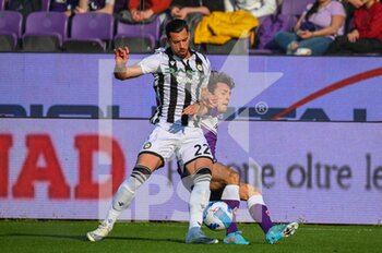 2022-04-27 - Pablo Marí (Udinese) fights for the ball against Alvaro Odriozola (Fiorentina) - ACF FIORENTINA VS UDINESE CALCIO - ITALIAN SERIE A - SOCCER