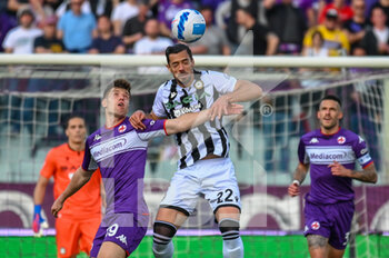 2022-04-27 - Header of Pablo Marí (Udinese) against Krzysztof Piatek (Fiorentina) - ACF FIORENTINA VS UDINESE CALCIO - ITALIAN SERIE A - SOCCER