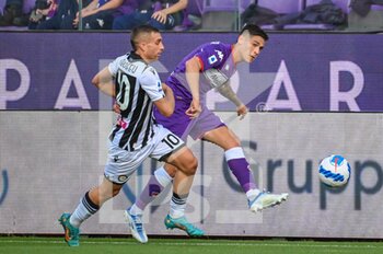 2022-04-27 - Lucas Martinez Quarta (Fiorentina) fights for the ball against Gerard Deulofeu (Udinese) - ACF FIORENTINA VS UDINESE CALCIO - ITALIAN SERIE A - SOCCER