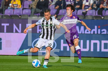 2022-04-27 - Gerard Deulofeu (Udinese) fights for the ball against Alvaro Odriozola (Fiorentina) - ACF FIORENTINA VS UDINESE CALCIO - ITALIAN SERIE A - SOCCER