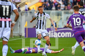 2022-04-27 - Rodrigo Becao (Udinese) fights for the ball against Riccardo Sottil (Fiorentina) - ACF FIORENTINA VS UDINESE CALCIO - ITALIAN SERIE A - SOCCER