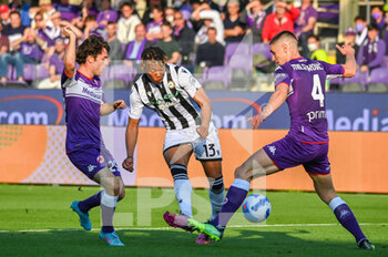 2022-04-27 - Destiny Udogie (Udinese) shots on goal against Nikola Milenkovic (Fiorentina) - ACF FIORENTINA VS UDINESE CALCIO - ITALIAN SERIE A - SOCCER