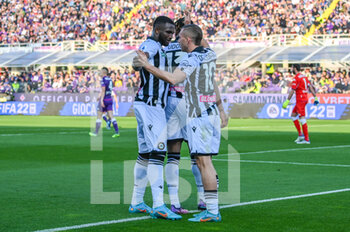 2022-04-27 - Gerard Deulofeu (Udinese) celebrates with teammates after scoring the 2-0 goal - ACF FIORENTINA VS UDINESE CALCIO - ITALIAN SERIE A - SOCCER