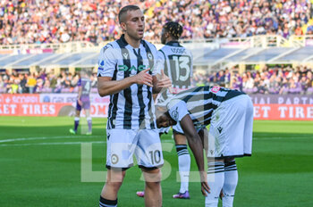 2022-04-27 - Gerard Deulofeu (Udinese) celebrates with teammates after scoring the 2-0 goal - ACF FIORENTINA VS UDINESE CALCIO - ITALIAN SERIE A - SOCCER