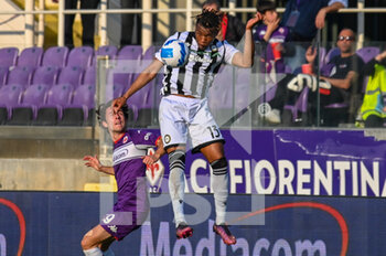 2022-04-27 - header of Destiny Udogie (Udinese) against Alvaro Odriozola (Fiorentina) - ACF FIORENTINA VS UDINESE CALCIO - ITALIAN SERIE A - SOCCER