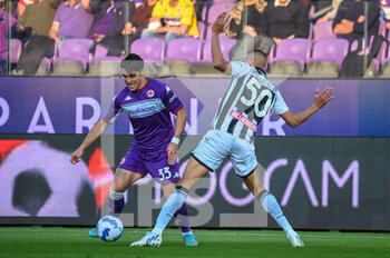 2022-04-27 - Riccardo Sottil (Fiorentina) fights for the ball against Rodrigo Becao (Udinese) - ACF FIORENTINA VS UDINESE CALCIO - ITALIAN SERIE A - SOCCER