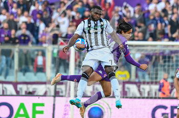 2022-04-27 - Isaac Success (Udinese) in aerial duel with Youssef Maleh (Fiorentina) - ACF FIORENTINA VS UDINESE CALCIO - ITALIAN SERIE A - SOCCER
