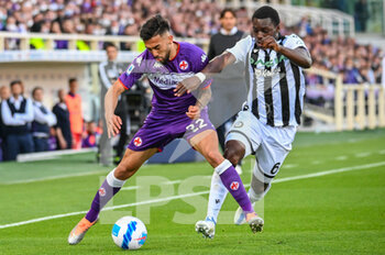 2022-04-27 - Nicolas Gonzalez (Fiorentina) fights for the ball against Jean-Victor Makengo (Udinese) - ACF FIORENTINA VS UDINESE CALCIO - ITALIAN SERIE A - SOCCER
