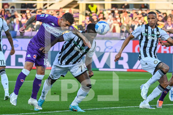 2022-04-27 - header of Lucas Torreira (Fiorentina) against Isaac Success (Udinese) - ACF FIORENTINA VS UDINESE CALCIO - ITALIAN SERIE A - SOCCER