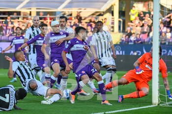 2022-04-27 - Marco Silvestri (Udinese) saves a goal on Arthur Cabral (Fiorentina) - ACF FIORENTINA VS UDINESE CALCIO - ITALIAN SERIE A - SOCCER