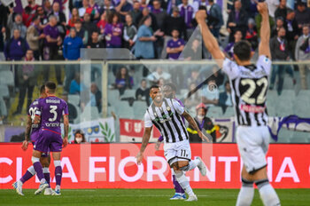 2022-04-27 - Walace (Udinese) celebrates with teammates after scoring the 3-0 goal - ACF FIORENTINA VS UDINESE CALCIO - ITALIAN SERIE A - SOCCER