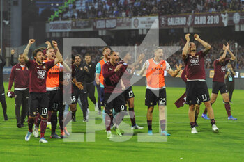 2022-05-05 - the players of Salerno celebrate at the end of the game during the Serie A 2021/22 match between US . Salernitana 1919 and Venezia FC. at Arechi  Stadium - US SALERNITANA VS VENEZIA FC - ITALIAN SERIE A - SOCCER