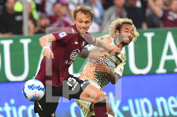2022-05-05 - Cedric Gondo (US Salernitana 1919) and Gianluca Busio (Venezia FC) They compete for the ball  during the Serie A 2021/22 match between US . Salernitana 1919 and Venezia FC. at Arechi  Stadium - US SALERNITANA VS VENEZIA FC - ITALIAN SERIE A - SOCCER