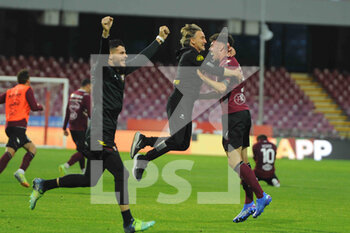 2022-05-05 - Davide Nicola Coach (US Salernitana 1919) rejoices at the end of the race during the Serie A 2021/22 match between US . Salernitana 1919 and Venezia FC. at Arechi  Stadium - US SALERNITANA VS VENEZIA FC - ITALIAN SERIE A - SOCCER