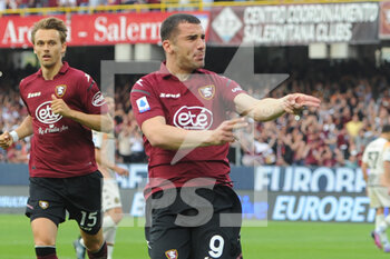 2022-05-05 - Federico Bonazzoli (US Salernitana 1919) cheers after scoring the goal  during the Serie A 2021/22 match between US . Salernitana 1919 and Venezia FC. at Arechi  Stadium - US SALERNITANA VS VENEZIA FC - ITALIAN SERIE A - SOCCER