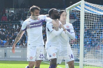 2022-04-10 - Jonathan Ikonè ( ACF Fiorentina )rejoices with the comagni after the goal during the Serie A 2021/22 match between SSC Napoli  and ACF Fiorentina at Diego Armando Maradona Stadium - SSC NAPOLI VS ACF FIORENTINA - ITALIAN SERIE A - SOCCER