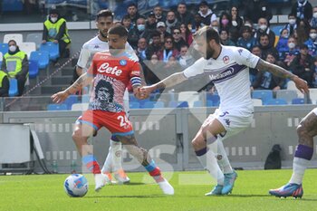 2022-04-10 - Lorenzo Insigne (SSC Napoli) and Cristiano Biraghi ( ACF Fiorentina) They compete for the ball during the Serie A 2021/22 match between SSC Napoli  and ACF Fiorentina at Diego Armando Maradona Stadium - SSC NAPOLI VS ACF FIORENTINA - ITALIAN SERIE A - SOCCER