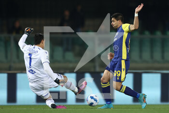 2022-04-23 - Emil Audero (UC Sampdoria) saves on Giovanni Simeone (Hellas Verona FC) goal attempt - HELLAS VERONA VS UC SAMPDORIA - ITALIAN SERIE A - SOCCER