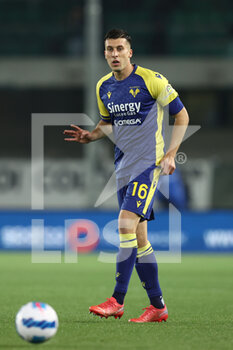2022-04-23 - Nicolo Casale (Hellas Verona FC) in action - HELLAS VERONA VS UC SAMPDORIA - ITALIAN SERIE A - SOCCER