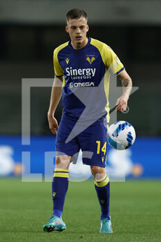 2022-04-23 - Ivan Ilic (Hellas Verona FC) in action - HELLAS VERONA VS UC SAMPDORIA - ITALIAN SERIE A - SOCCER