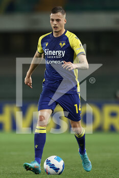 2022-04-23 - Ivan Ilic (Hellas Verona FC) in action - HELLAS VERONA VS UC SAMPDORIA - ITALIAN SERIE A - SOCCER