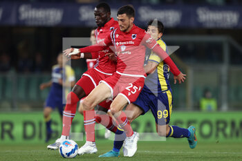 2022-04-23 - Alex Ferrari (UC Sampdoria) protects the ball against Giovanni Simeone (Hellas Verona FC) - HELLAS VERONA VS UC SAMPDORIA - ITALIAN SERIE A - SOCCER