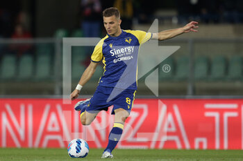 2022-04-23 - Darko Lazovic (Hellas Verona FC) shoots the ball - HELLAS VERONA VS UC SAMPDORIA - ITALIAN SERIE A - SOCCER