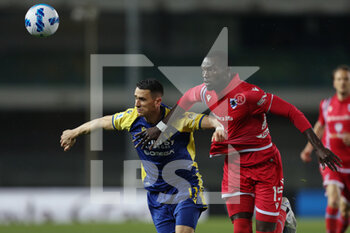 2022-04-23 - Kevin Lasagna (Hellas Verona FC) and Omar Colley (UC Sampdoria) battle for the ball  - HELLAS VERONA VS UC SAMPDORIA - ITALIAN SERIE A - SOCCER