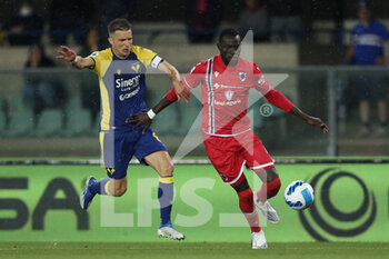 2022-04-23 - Omar Colley (UC Sampdoria) and Darko Lazovic (Hellas Verona FC) battle for the ball  - HELLAS VERONA VS UC SAMPDORIA - ITALIAN SERIE A - SOCCER