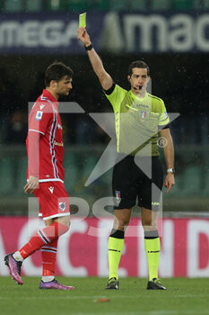 2022-04-23 - The referee shows a yellow card to Bartos Bereszynski (UC Sampdoria) - HELLAS VERONA VS UC SAMPDORIA - ITALIAN SERIE A - SOCCER