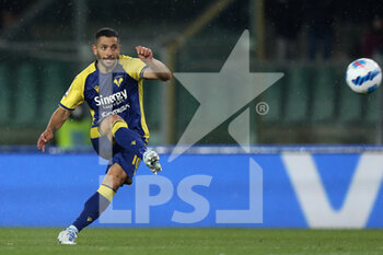 2022-04-23 - Gianluca Caprari (Hellas Verona FC) shoots the ball - HELLAS VERONA VS UC SAMPDORIA - ITALIAN SERIE A - SOCCER