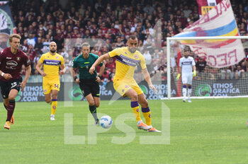 2022-04-24 - Arthur Cabral  ( ACF Fiorentina) in action during the Serie A 2021/22 match between US Salernitana 1919 and AC Fiorentina at Arechi Stadium - US SALERNITANA VS ACF FIORENTINA - ITALIAN SERIE A - SOCCER
