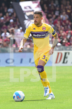 2022-04-24 - Cristiano Biraghi ( ACF Fiorentina) in action during the Serie A 2021/22 match between US Salernitana 1919 and AC Fiorentina at Arechi Stadium - US SALERNITANA VS ACF FIORENTINA - ITALIAN SERIE A - SOCCER