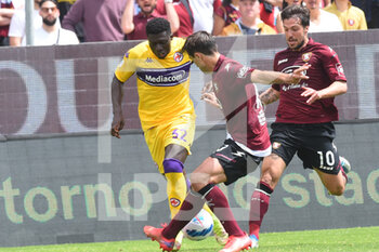 2022-04-24 - Luca Raniwei (US Salernitana 1919) and Jonathan IKONE  in action during the Serie A 2021/22 match between US Salernitana 1919 and AC Fiorentina at Arechi Stadium - US SALERNITANA VS ACF FIORENTINA - ITALIAN SERIE A - SOCCER