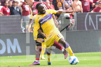 2022-04-24 - Luca Raniwei (US Salernitana 1919) and Jonathan IKONE  in action during the Serie A 2021/22 match between US Salernitana 1919 and AC Fiorentina at Arechi Stadium - US SALERNITANA VS ACF FIORENTINA - ITALIAN SERIE A - SOCCER