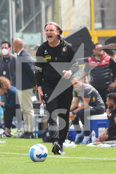 2022-04-24 - coach of Us Salernitana Davide Nicola in action during the Serie A 2021/22 match between US Salernitana 1919 and AC Fiorentina at Arechi Stadium - US SALERNITANA VS ACF FIORENTINA - ITALIAN SERIE A - SOCCER
