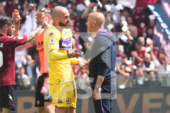 2022-04-24 - Riccardo Saponara ( ACF Fiorentina) and coach Vincenzo Italiano at the and of  the Serie A 2021/22 match between US Salernitana 1919 and AC Fiorentina at Arechi Stadium - US SALERNITANA VS ACF FIORENTINA - ITALIAN SERIE A - SOCCER