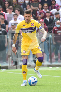 2022-04-24 - Cristiano Biraghi ( ACF Fiorentina) in action during the Serie A 2021/22 match between US Salernitana 1919 and AC Fiorentina at Arechi Stadium - US SALERNITANA VS ACF FIORENTINA - ITALIAN SERIE A - SOCCER