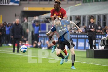 2022-04-23 - Marcelo Brozovic of FC Internazionale fights for the ball with Tammy Abraham of AS Roma during the Serie A match between Milan and Roma at Meazza Stadium on April 23, 2022 in Milan, Italy. - INTER - FC INTERNAZIONALE VS AS ROMA - ITALIAN SERIE A - SOCCER