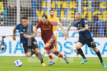 2022-04-23 - Lautaro Martinez of FC Internazionale,  Lorenzo pellegrini of AS Roma and Marcelo Brozovic of FC Internazionale fight for the ball during the Serie A match between Milan and Roma at Meazza Stadium on April 23, 2022 in Milan, Italy. - INTER - FC INTERNAZIONALE VS AS ROMA - ITALIAN SERIE A - SOCCER