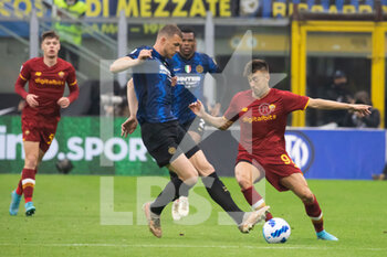 2022-04-23 - Edin Dzeko of FC Internazionale fight for the ball with Stephan El Shaarawy of AS Roma during the Serie A match between Milan and Roma at Meazza Stadium on April 23, 2022 in Milan, Italy. - INTER - FC INTERNAZIONALE VS AS ROMA - ITALIAN SERIE A - SOCCER