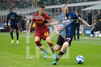 2022-04-23 - Stephan El Shaarawy of AS Roma fights for the ball with Marcelo Brozovic of FC Internazionale during the Serie A match between Milan and Roma at Meazza Stadium on April 23, 2022 in Milan, Italy. - INTER - FC INTERNAZIONALE VS AS ROMA - ITALIAN SERIE A - SOCCER